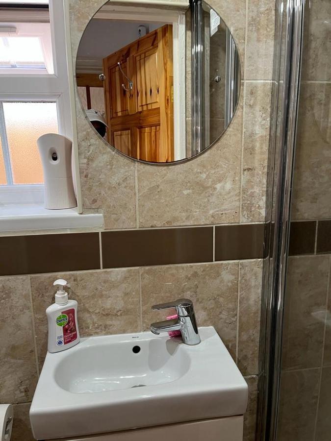 Large Double Bedroom With Free On Site Parking Kingston upon Thames  Extérieur photo