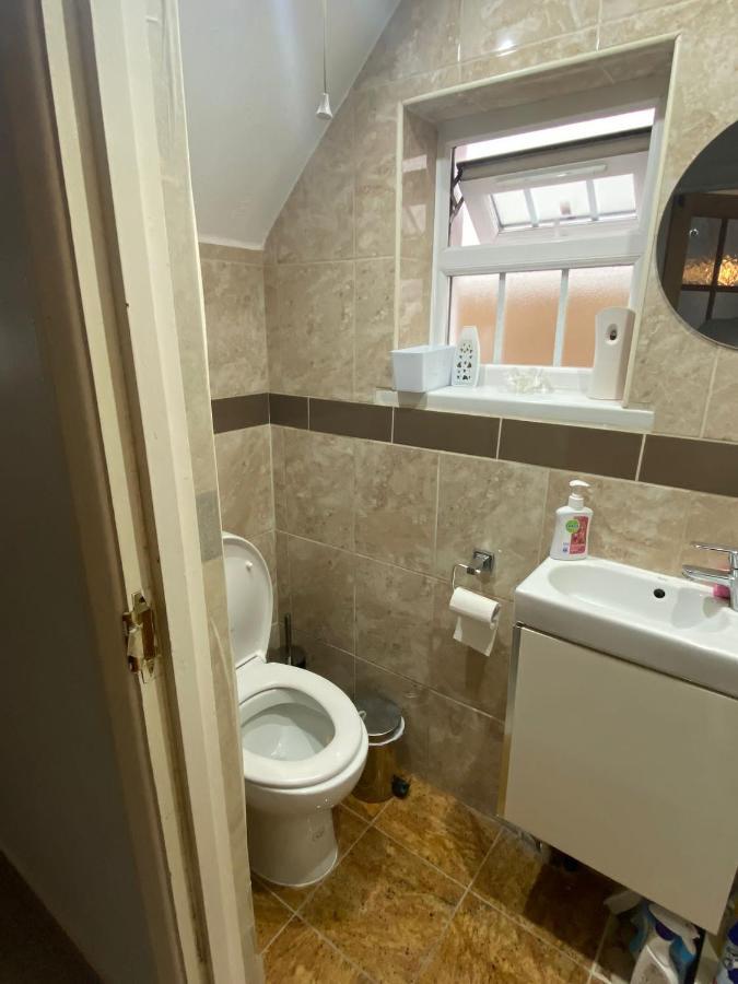 Large Double Bedroom With Free On Site Parking Kingston upon Thames  Extérieur photo